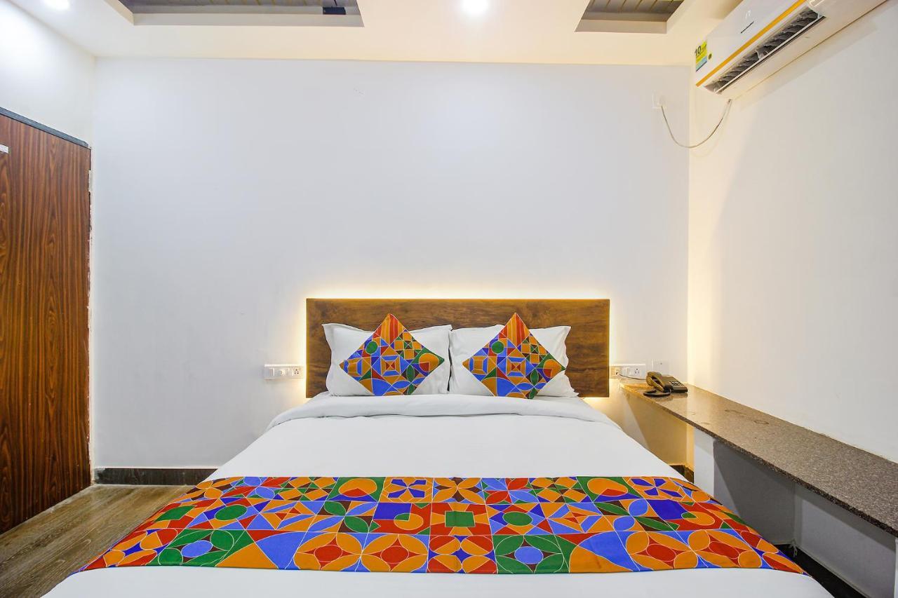 Fabhotel W Grand Suites - Nr Lanco Hills, Manikonda ไฮเดอราบัด ภายนอก รูปภาพ
