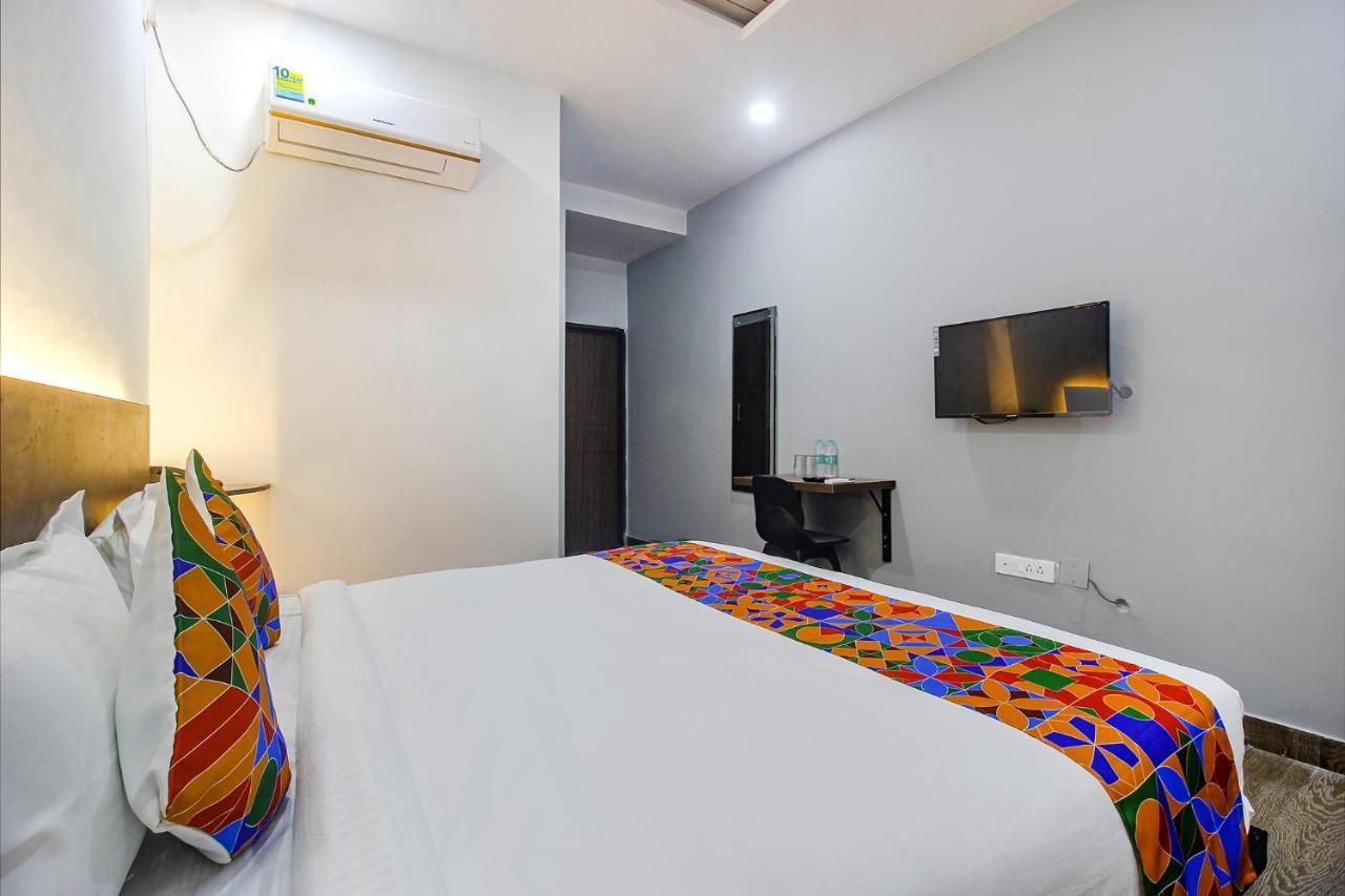 Fabhotel W Grand Suites - Nr Lanco Hills, Manikonda ไฮเดอราบัด ภายนอก รูปภาพ