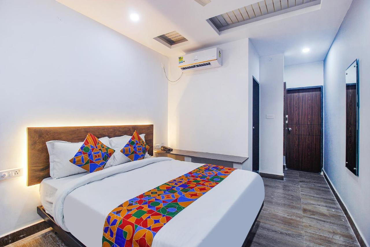 Fabhotel W Grand Suites - Nr Lanco Hills, Manikonda ไฮเดอราบัด ภายนอก รูปภาพ